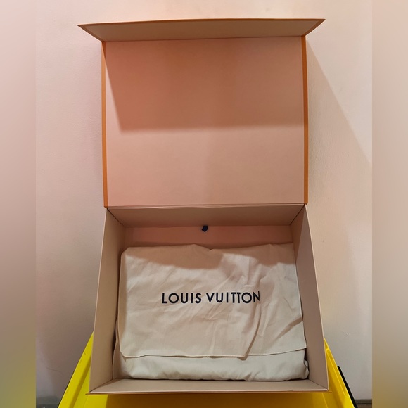 💥 SOLD 💥 LV large box, dust bag & Xmas shopping bag ONLY - Picture 6 of 6